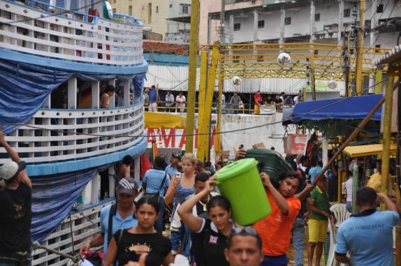 Ana filmando o movimento de embarque no porto de Manaus - AM